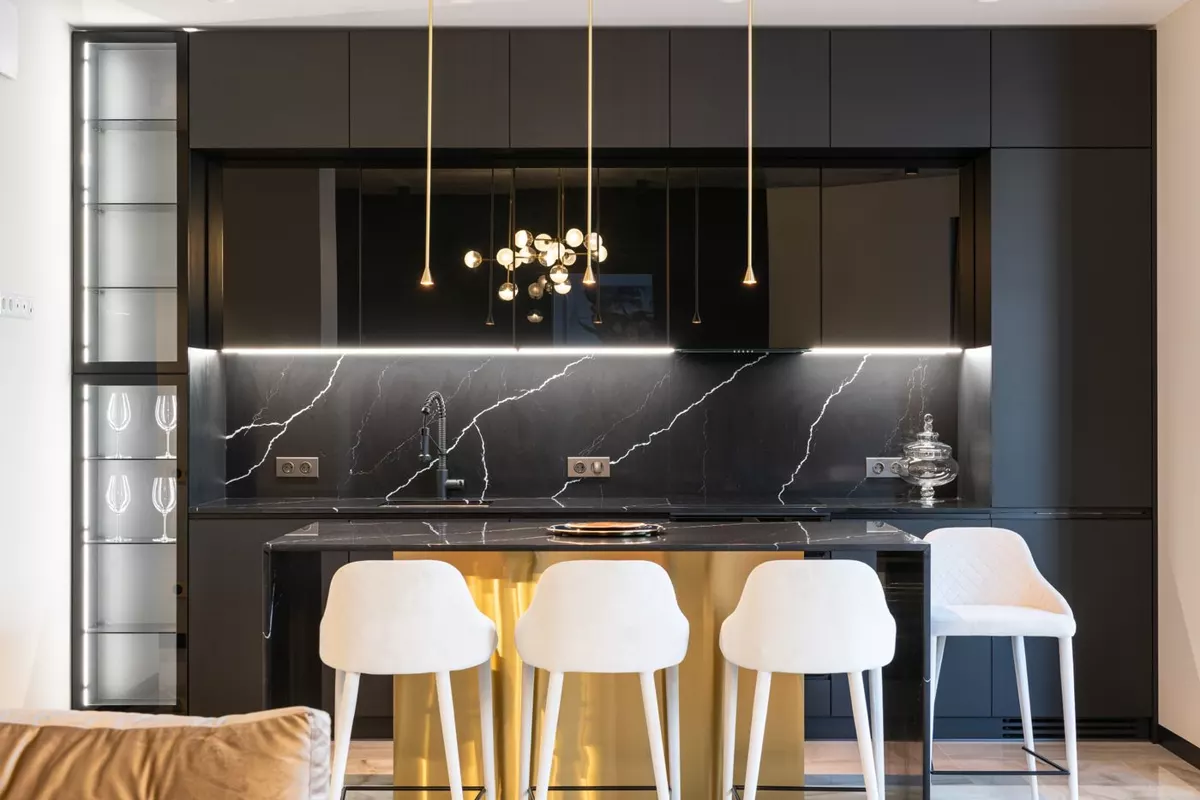Matte Frontflächen und zurückhaltende Griffdetails in einer modernen Küchenplanung